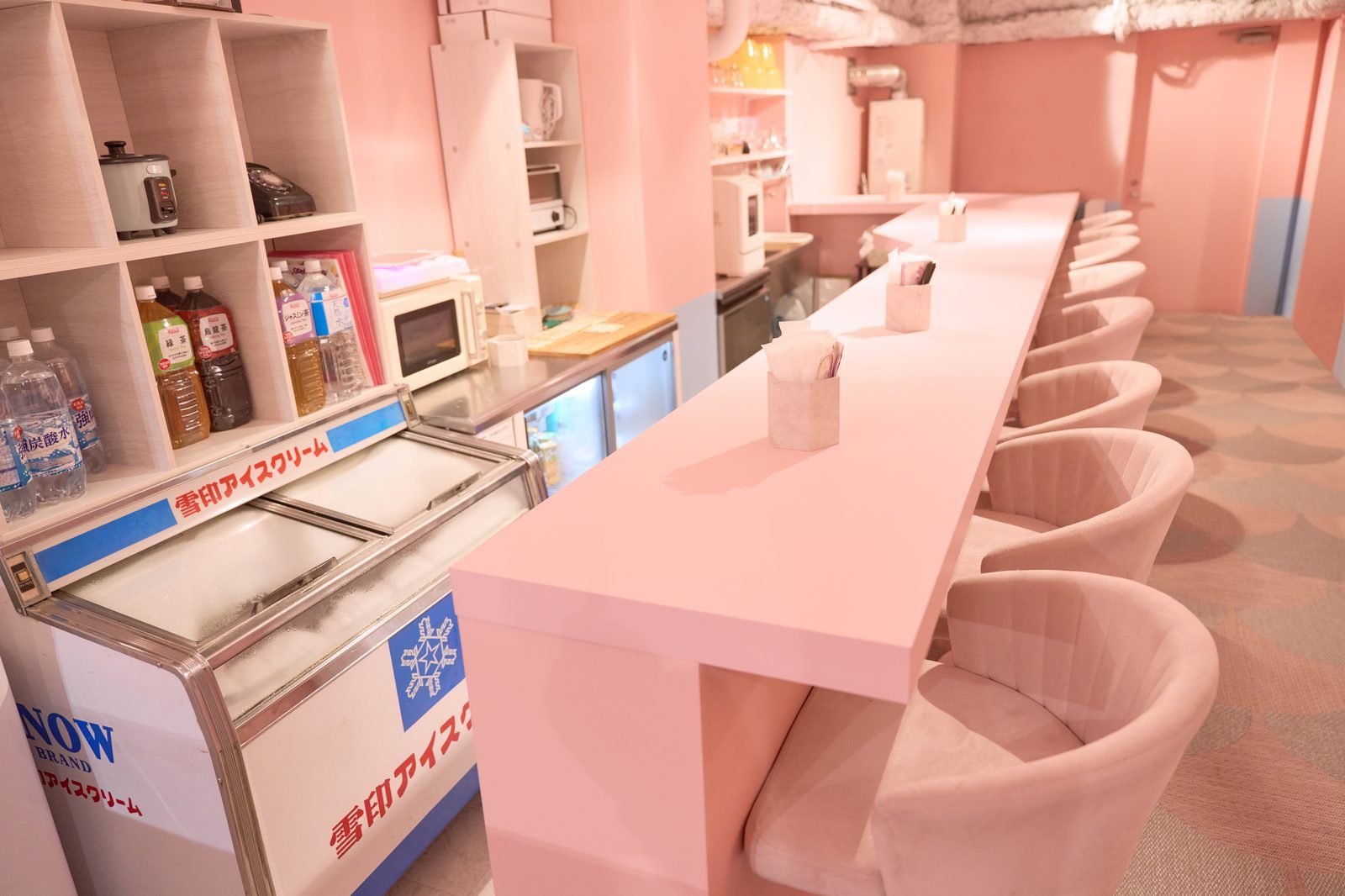 ピンクカウンターとレトロアイスケース